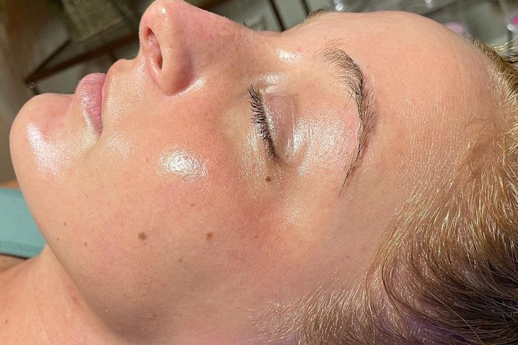 Institut Hydrafacial certifié : professionnel formé, photothérapie LED, sécurité et résultats durables